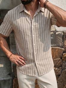 Herren Kurzarm Hemd mit Kragen und Knopfleiste, Khaki Weiß Fein Vertikal Gestreift Texturiertes Top, Old Money Quiet Luxury Minimalist Clean Fit, Neutraler Erdton Coastal Grandpa Urlaubs Leicht Business lässig Streetwear Stil, Weicher Stoff Leicht Atmungsaktiv für Tägliches Büro Strand Urlaub Brunch Sommer Reisen - Verschiedenfarbig - Übersicht 4