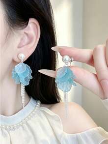 1Pair Of Minimalist Light Blue Cracked-Petal Clip-On Earrings: Summer-Style Faux Pearl Tassel Floral Earrings (No Piercing Required) - Baby Blue - View 3
