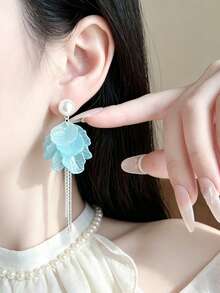 1Pair Of Minimalist Light Blue Cracked-Petal Clip-On Earrings: Summer-Style Faux Pearl Tassel Floral Earrings (No Piercing Required) - Baby Blue - View 4