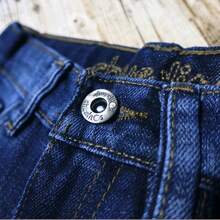 CHUEKITOS. Pantalón de mezclilla para niño corte vaquero, deslavado y con bigotes, con resorte ajustador en la cintura - Azul lavado oscuro - Ver 3