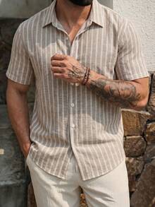 Herren Kurzarm Hemd mit Kragen und Knopfleiste, Khaki Weiß Fein Vertikal Gestreift Texturiertes Top, Old Money Quiet Luxury Minimalist Clean Fit, Neutraler Erdton Coastal Grandpa Urlaubs Leicht Business lässig Streetwear Stil, Weicher Stoff Leicht Atmungsaktiv für Tägliches Büro Strand Urlaub Brunch Sommer Reisen - Verschiedenfarbig - Übersicht 1