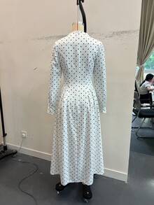 女款黑白波點新款春夏立領短袖長洋裝，抽褶腰部與喇叭下擺，柔軟舒適 - 白色 - 查看 2