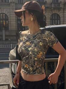 女款夏季時尚 Y2K 復古迷彩葉子印花圓領短袖 T 恤，修身短版上衣，適合度假海灘、辦公室、校園、日常、約會、聚會、派對等場合，休閒日常與旅行穿搭，夏季休閒圓領上衣 - 棕色 - 查看 3