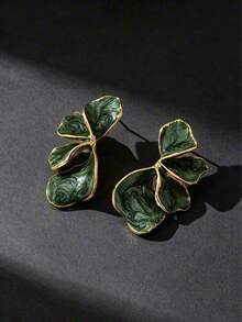 1 Pair Vintage Green Novelty Lively Pleated Asymmetrical Leaf-Shaped Women's Stud Earrings - Green - View 3