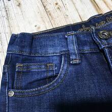 CHUEKITOS. Pantalón de mezclilla para niño corte vaquero, deslavado y con bigotes, con resorte ajustador en la cintura - Azul lavado oscuro - Ver 5