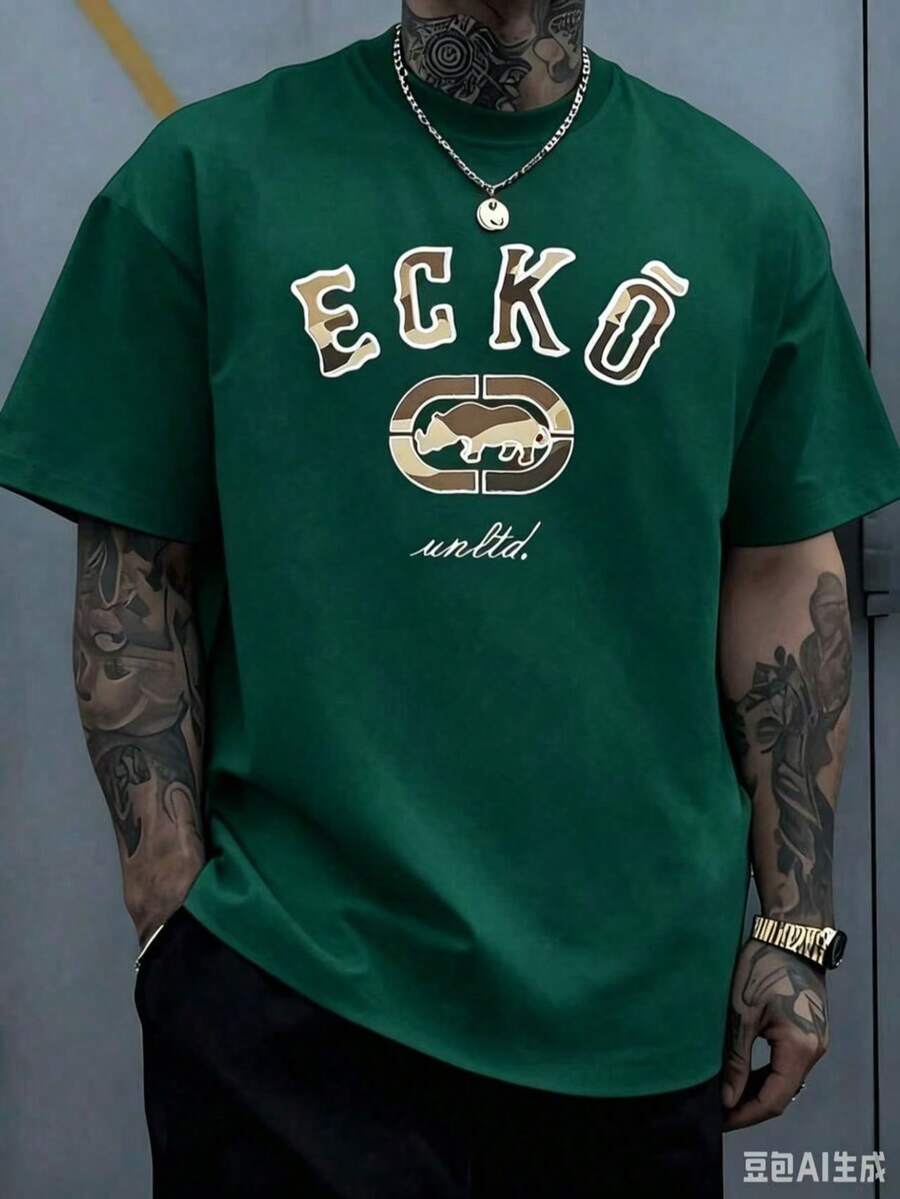 The Iconic ECKO Unltd Graphic Features A Bold Rhino Emblem With Urban Camouflage Lettering Symbolizing Strength Individuality Urban Culture 220g - 墨綠色 - 查看 1