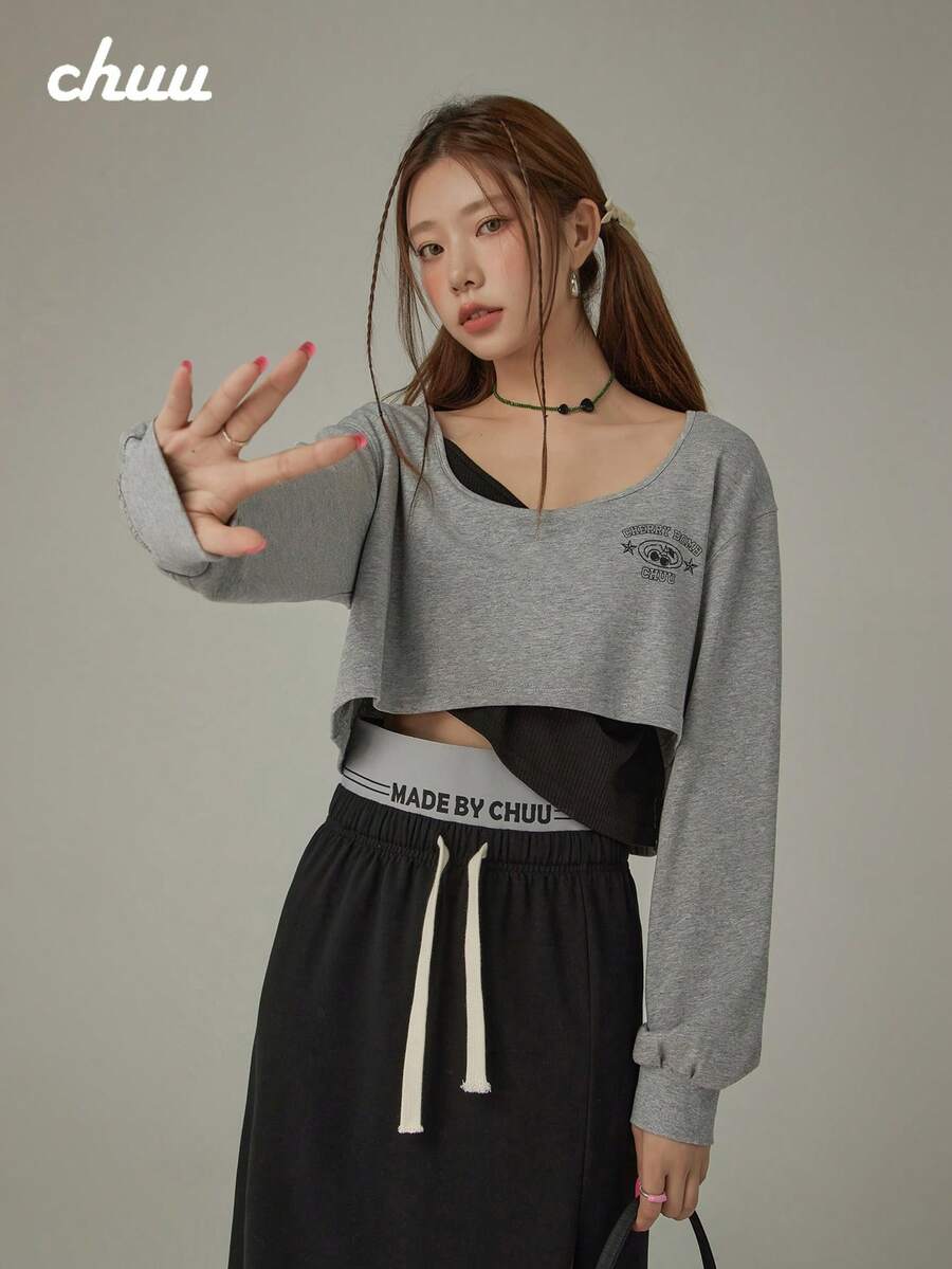 CHUU 女款拼色假兩件式 T-shirt 春秋字母印花拼接大圓領長袖短版上衣 - 淺灰色 - 查看 1