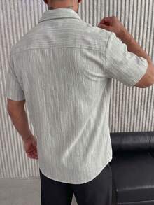 男士短袖鈕扣襯衫，翻領設計，淺灰色紋理細微垂直條紋基本上衣，老錢風靜奢極簡俐落版型，輕商務通勤、海濱度假、街頭風，柔軟面料，輕盈透氣，適合日常辦公、海灘、旅行、早午餐，夏季休閒男裝 - 彩色 - 查看 3