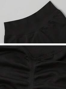 1件女款羅紋素色無縫貼身運動短褲，提臀抓皺修身戶外運動短褲，適合跑步、瑜珈與健身，黑色 - 黑色 - 查看 3