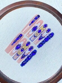 10片長款棺材形穿戴甲，裸色底色皇家藍水鑽假指甲，附3D金色蝴蝶結愛心飾品與白色百合手繪設計，可重複使用，適合派對婚禮舞會的手工穿戴甲 - 彩色 - 查看 3