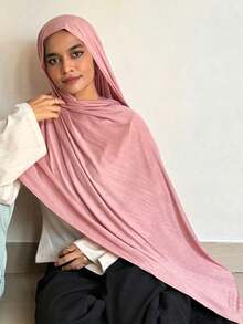 1 pièce Écharpe minimaliste de couleur unie rose pour femmes, style élégant et décontracté à double usage, fabriquée en tissu de soie artificielle tricotée de qualité supérieure, design de foulard long, convient pour les sorties quotidiennes, les voyages et diverses occasions de rassemblement - Rose bonbon - Voir 2