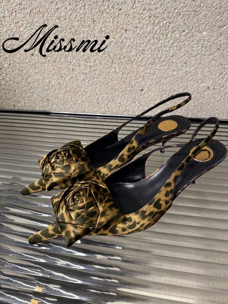 Mẫu sandal cao gót mũi nhọn kiểu dáng mới mùa xuân 2026, hở gót, trang trí hoa, gợi cảm và thanh lịch, [Lưu ý: Hoa 3D được làm thủ công, hình dạng có thể thay đổi ngẫu nhiên] - màu nâu - Xem 1