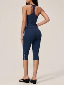 TimeOff Conjunto deportivo para mujer de 2 piezas con top de tirantes finos, cuello cuadrado, espalda nadadora y línea blanca lateral en contraste, y pantalones 7/8 a media pantorrilla con control de abdomen - Azul Marino - Ver 3