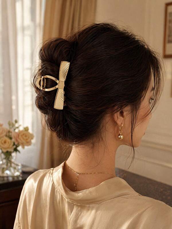 1pc Gold Hollow Bowknot Textured Large Metal Hair Clip, Suitable For Thick Hair