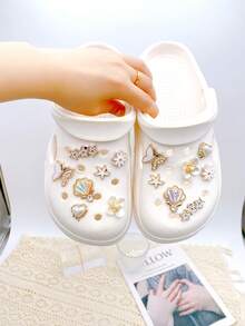 14 piezas de lindos dijes desmontables para sandalias, accesorios DIY para zapatos de mujer, decoración de zapatos personalizada y divertida, regalo perfecto para fiestas de vacaciones - Blanco - Ver 2