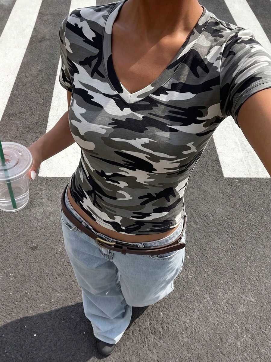 女款夏季時尚復古Y2K迷彩印花圓領短袖T恤，修身短版上衣，適合度假海灘、辦公室、校園、日常、約會、派對、聚會等場合，休閒日常與旅行穿搭，夏季休閒圓領上衣 - 灰色 - 查看 1
