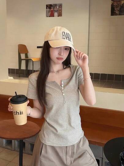 Áo thun nữ cổ Henley kẻ sọc tay ngắn, áo kiểu độc đáo tôn dáng cho người nhỏ nhắn, phong cách thường ngày mùa hè
