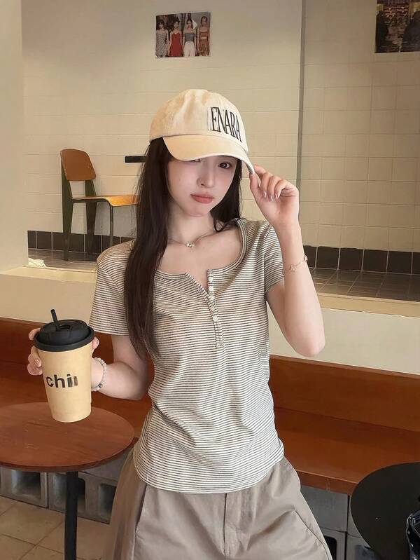 Kaos Wanita Lengan Pendek Bergaris dengan Kerah Henley, Atasan Kasual Musim Panas yang Ramping dan Unik untuk Wanita Bertubuh Mungil