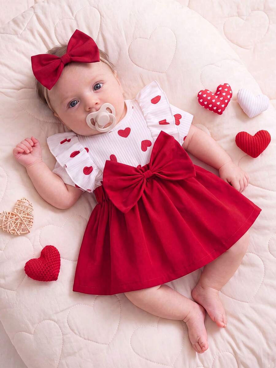 Vestido para bebé niña con patrón de corazones, dobladillo de rayas con volantes y adornos de lazo - Rojo - Ver 1