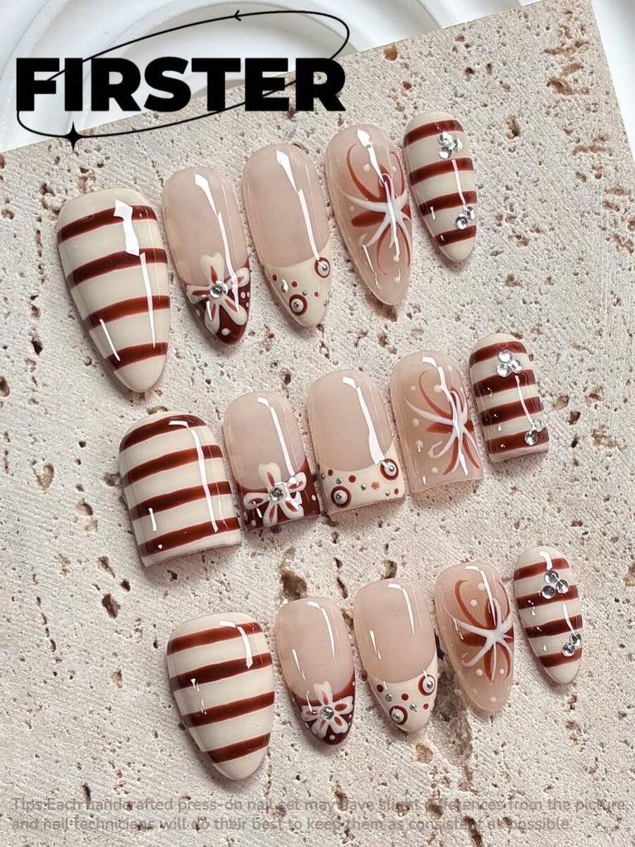 10 Peças Unhas Postiças Médias em Formato de Amêndoa, Unhas Falsas Francesas Listradas em Creme e Bordô, Conjunto Acrílico Brilhante com Flores, Pontos e Strass Pintados à Mão para Verão, 4 de Julho, Casamento, Formatura, Baile e Looks Diários, Unhas Postiças Feitas à Mão - Multicolorido - Visão 1