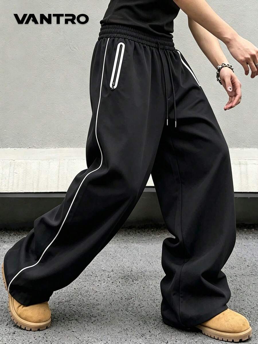 美式復古運動風尼龍運動長褲,黑色配白色側條紋,附拉鍊口袋,鬆緊腰抽繩寬腿休閒長褲,街頭風寬鬆休閒長褲 - 黑色 - 查看 1