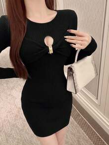 Gaun Bodycon Rajut Bertekstur Seksi Baru Musim Semi/Panas 2026, Gaun Midi Lengan Panjang Pas Badan dengan Detail Twist Cutout dan Gesper Logam - Hitam - View 2