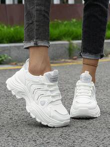 Flipark [Item popular e chamativo] Tênis chunky bege com sola grossa e contraste de cores! Aumenta a altura e afina a silhueta, calçado feminino versátil e indispensável para o estilo urbano. 1 par de tênis feminino casual, esportivo, leve e respirável. - Branco - Ver 2