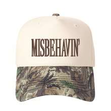 Gorra camionero unisex parche bordado MISBEHAVIN, ajustable ideal para viajes y vacaciones - Camuflaje - Beige - Ver 1