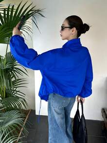女款短版輕量夾克，浪漫紅色單層半透明，抽繩領口，寬鬆休閒版型，時尚百搭，可單穿或疊穿 - 藍色 - 查看 13