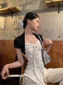 波點與黑色拼接 2 合 1 蝴蝶結 V 領短袖 T 恤，修身女款夏季上衣 - 黑與白 - 查看 5