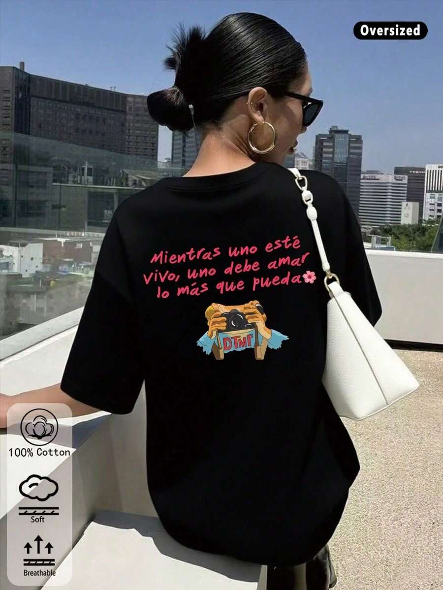 Camiseta holgadaDieses Produkt stammt aus dem Jahr 2026. Das exklusive Oberteil der neuen Frühjahr-Sommer-Kollektion ist ein elegantes weißes Hemd mit kurzen Ärmeln und Rundhalsausschnitt. T-Shirt, speziell für - Noir 1 - Übersicht 1