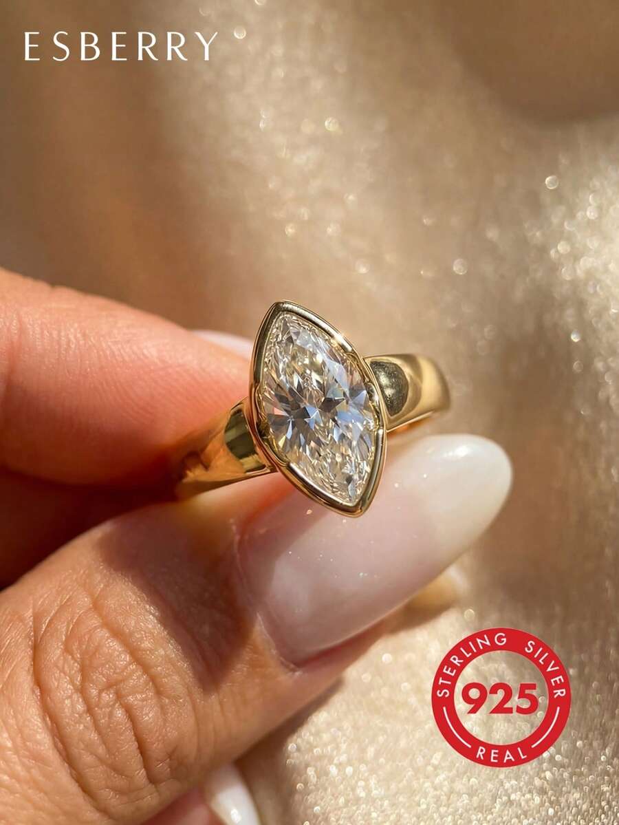 1枚优雅精致的抛光马眼锆石戒指，925纯银材质，精美独特，适合女性在派对和晚宴上佩戴，也是送给女友的周年纪念礼物。