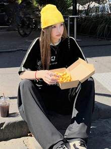 女款寬鬆條紋對比色字母印花短袖T恤，百搭休閒夏季上衣 - 黑與白 - 查看 2