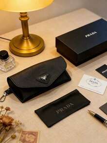 Prada 黑色皮革眼鏡盒 | 奢華三角標誌時尚眼鏡包附鑰匙圈，眼鏡保護與收納，中性設計師配件，完美禮物 - 黑色 - 查看 1