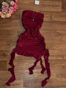 Vestido elegante de corte ajustado de unicolor con un dobladillo asimétrico con cintas. Adecuado para fiestas, vacaciones, festivales de música, Navidad. - Burdeos - Ver 1