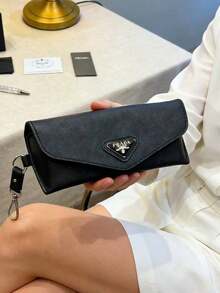 Prada 黑色皮革眼鏡盒 | 奢華三角標誌時尚眼鏡包附鑰匙圈，眼鏡保護與收納，中性設計師配件，完美禮物 - 黑色 - 查看 3