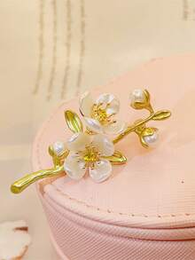 1pc Peach Blossom Brooch, Elegant Exquisite Creative High-End Brooch, Versatile Accessory For Women's Clothing - White - View 4
