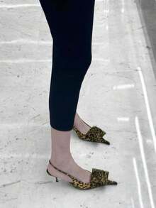 Mẫu sandal cao gót mũi nhọn kiểu dáng mới mùa xuân 2026, hở gót, trang trí hoa, gợi cảm và thanh lịch, [Lưu ý: Hoa 3D được làm thủ công, hình dạng có thể thay đổi ngẫu nhiên] - màu nâu - Xem 4