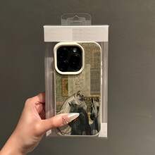 1件白色磨砂極簡鏡頭保護古典三馬圖案手機殼，個性化適用於 iPhone 16 Pro Max/17/16/15/14 Plus/13/12/11/Air 及系列 - 彩色 - 查看 4