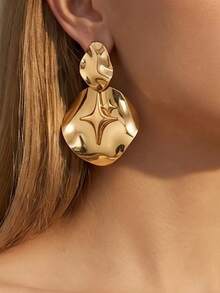 1 Pair Minimalist Exquisite Gold Star Dangle Earrings, Natural 3D Bohemian Style, Suitable For Women's Daily Wear, Parties, Banquets, Romantic Dates, Valentine's Day, Holidays, Beach, Matching Outfits, Also Can Be Given As Gifts To Family, Lovers, And Friends - Yellow Gold - View 3