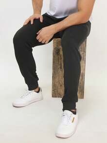 Calça de moletom preta básica casual masculina, com bolsos com zíper e cordão, em tecido levemente elástico. - Preto - Visão 7