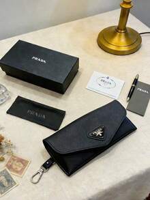 Prada 黑色皮革眼鏡盒 | 奢華三角標誌時尚眼鏡包附鑰匙圈，眼鏡保護與收納，中性設計師配件，完美禮物 - 黑色 - 查看 2