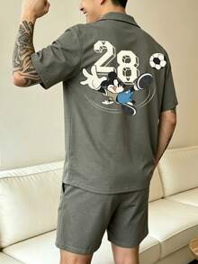 Disney Conjunto de pijama de 2 piezas para hombre con camisa de manga corta y cuello cubano, estampado de Mickey Mouse, holgado, transpirable, casual para uso en el hogar en verano - Gris - Ver 2
