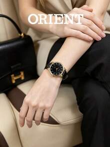 Orient 這款女款腕錶採用黑金陶瓷與鋼製錶帶設計，鑲鑽錶盤展現強烈的商務風格。作為高端女錶，具有耐刮損且耐用的特性，是都市菁英日常通勤與商務場合的理想選擇。這款時尚優雅的女錶是展現品味的經典之作，也是送給女性/女孩的完美禮物。型號：FQC0J003B0 - 黑色 - 查看 4