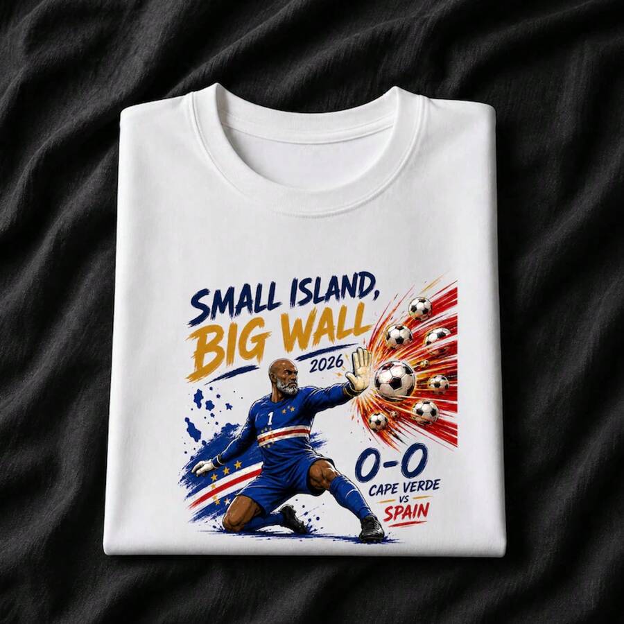 Camiseta de Fútbol de Cabo Verde 2026, Camiseta de Fútbol "Pequeña Isla, Gran Muralla", Camiseta de Seguidor de Cabo Verde vs España, Regalo Gráfico para Portero - Blanco - Ver 1