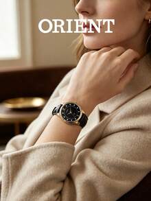 Orient 這款女款腕錶採用黑金陶瓷與鋼製錶帶設計，鑲鑽錶盤展現強烈的商務風格。作為高端女錶，具有耐刮損且耐用的特性，是都市菁英日常通勤與商務場合的理想選擇。這款時尚優雅的女錶是展現品味的經典之作，也是送給女性/女孩的完美禮物。型號：FQC0J003B0 - 黑色 - 查看 5