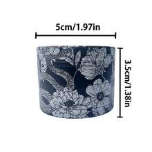 1 buah penggiling bubuk motif ular bunga alas hitam 50mm, ruang penyimpanan bubuk dengan saringan 4 lapis yang dapat dilepas, alat penggiling halus meja motif bunga sketsa hitam putih, aksesori merokok. - View 3