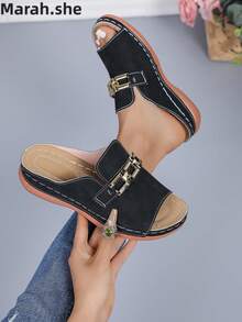 PWIIMG 女款一腳蹬坡跟涼鞋，露趾 peep toe 厚底拖鞋，黑色時尚厚底夾腳拖，仿麂皮鞋面搭配金色金屬扣飾，適合休閒度假、戶外沙灘、居家放鬆、街頭通勤 - 黑色 - 查看 1