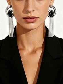 1 paire de boucles d'oreilles créoles en forme de C pour femmes, style vintage européen et américain, en alliage avec pierre en résine d'agate noire et long gland, design exagéré et affinant, polyvalent pour les trajets, les rendez-vous, les fêtes, les événements en soirée, le port quotidien, élégant et raffiné - argent + noir - Voir 2
