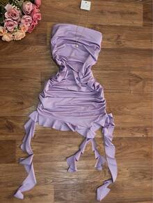 Vestido elegante de corte ajustado de unicolor con un dobladillo asimétrico con cintas. Adecuado para fiestas, vacaciones, festivales de música, Navidad. - Púrpura malva - Ver 1